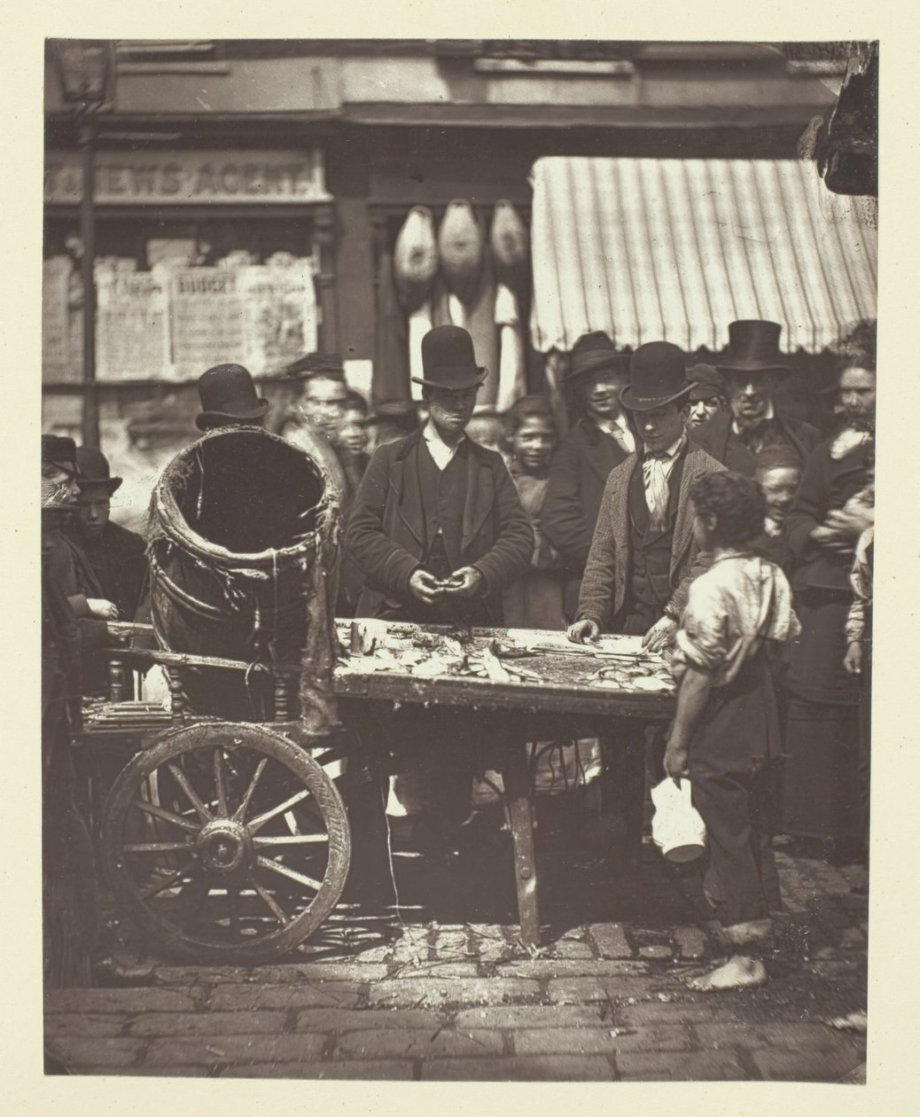 सेंट जाइल्स की सस्ती मछली, 1881। द्वारा जॉन थॉमसन