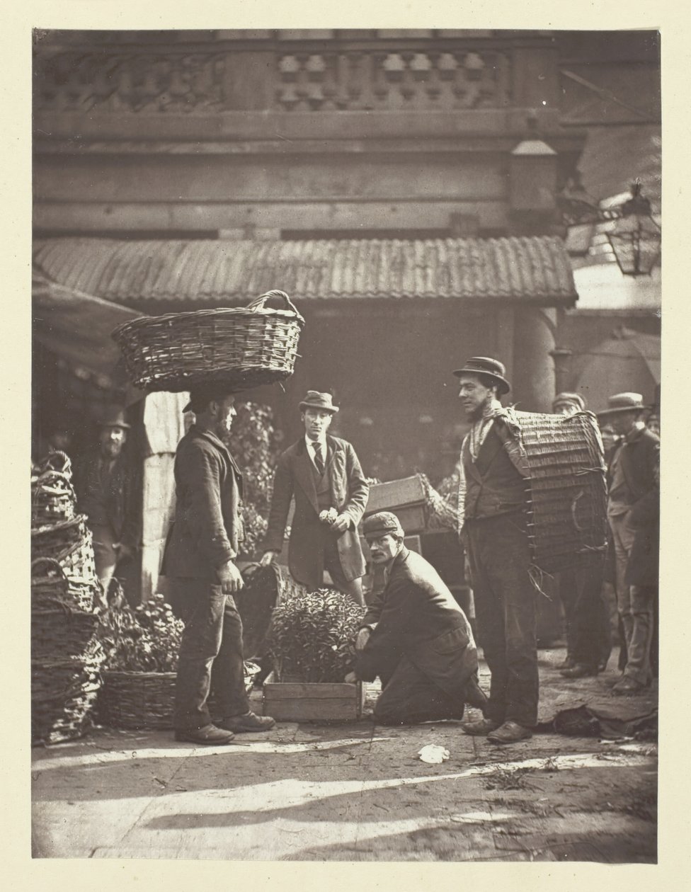 कोवेंट गार्डन मजदूर, 1881। द्वारा जॉन थॉमसन