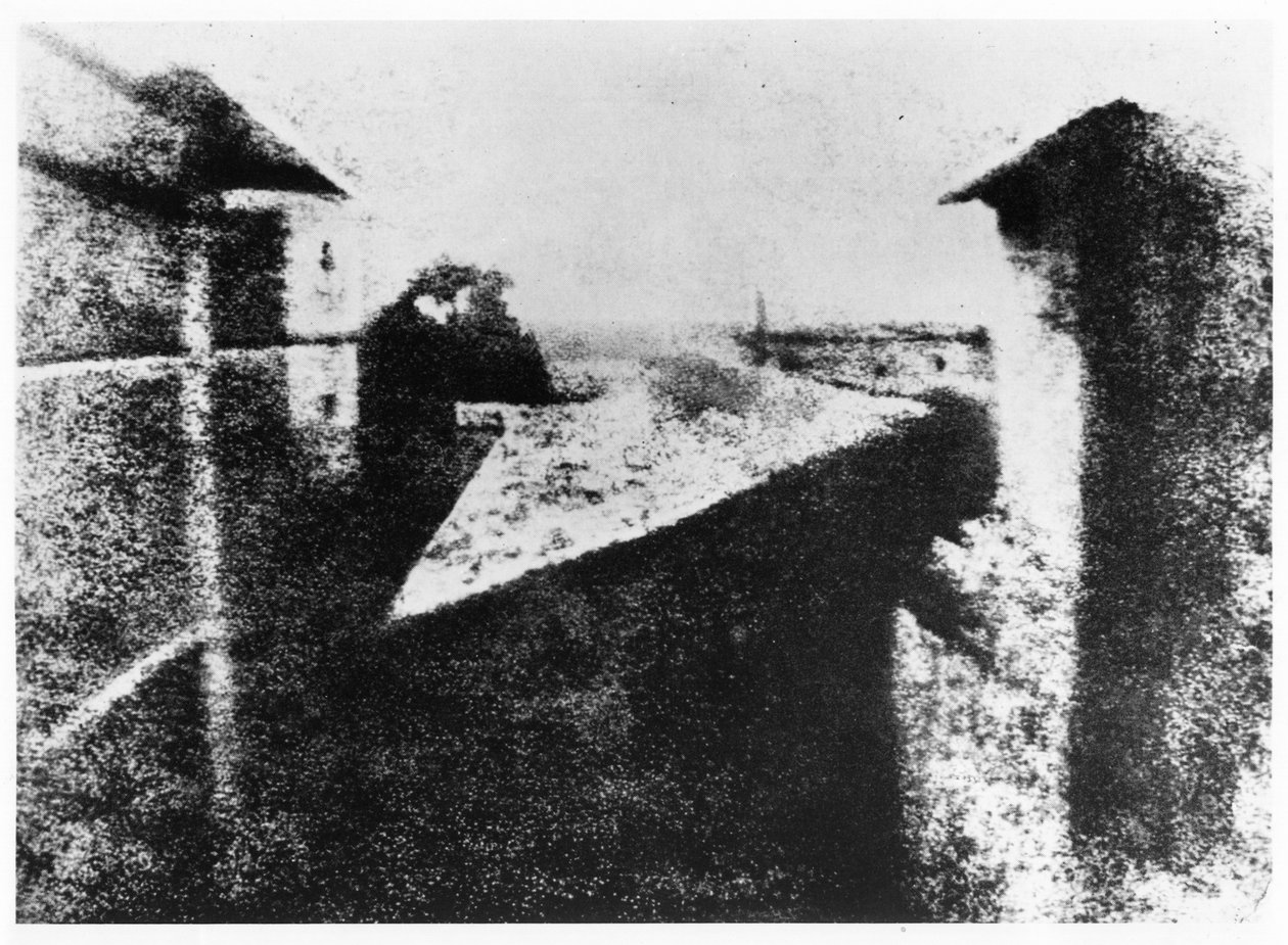ले ग्रस, सेंट-लुप-डे-वेर्नेज़, 1827 (bw फोटो) की एक खिड़की से देखें द्वारा जोसेफ नाइसफोर नीपसे