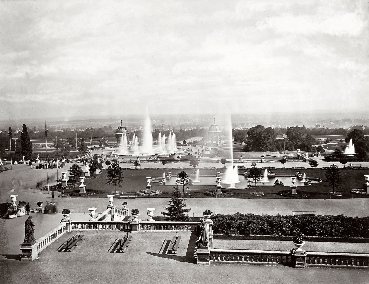 लंदन में क्रिस्टल पैलेस: छतों और फव्वारे, c.1870 (b/w फोटो) द्वारा जोसेफ पैक्सटन