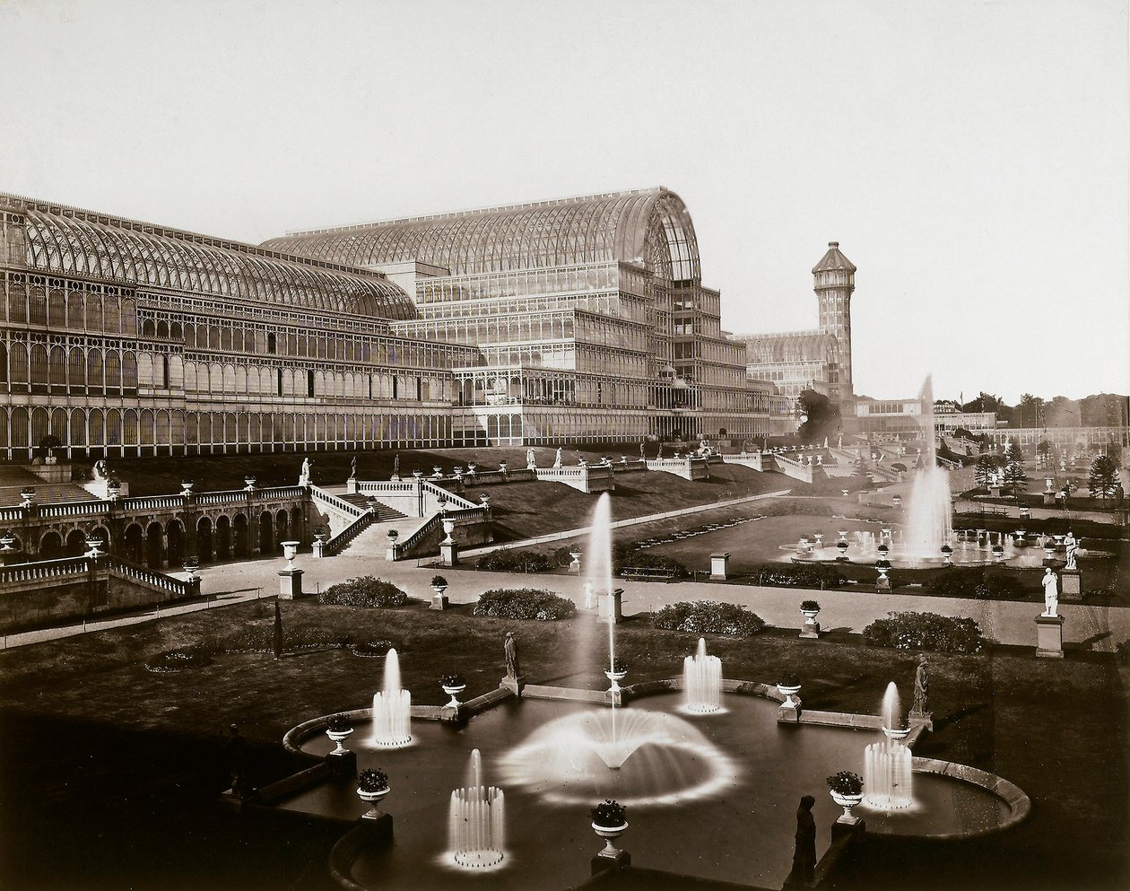 लंदन में क्रिस्टल पैलेस: उद्यान और फव्वारे, c.1870 (b/w फोटो) द्वारा जोसेफ पैक्सटन