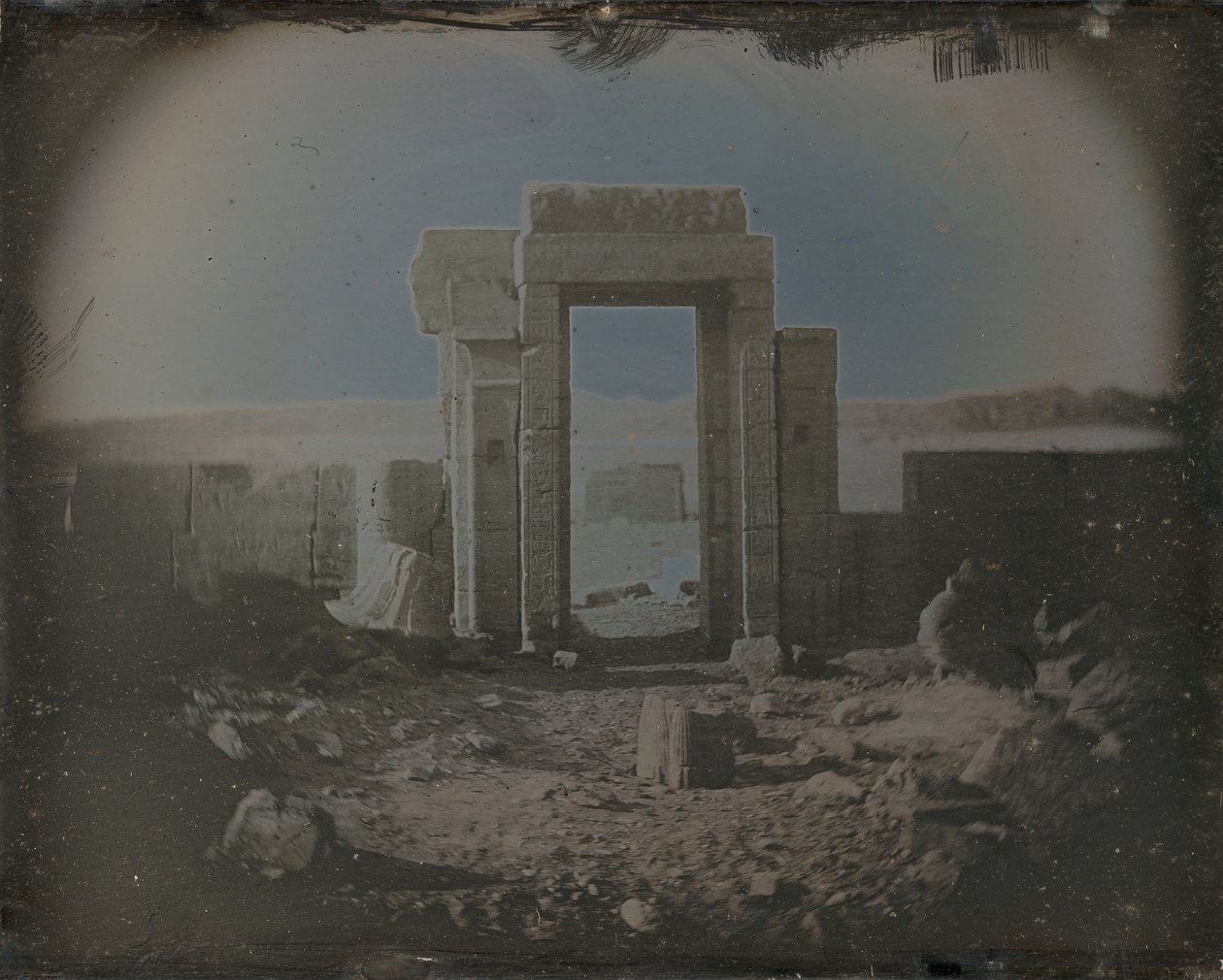 होरस का मंदिर, एडफू, 1842-44। द्वारा जोसेफ फिलिबर्ट जिरॉल्ट डी प्रांगेय