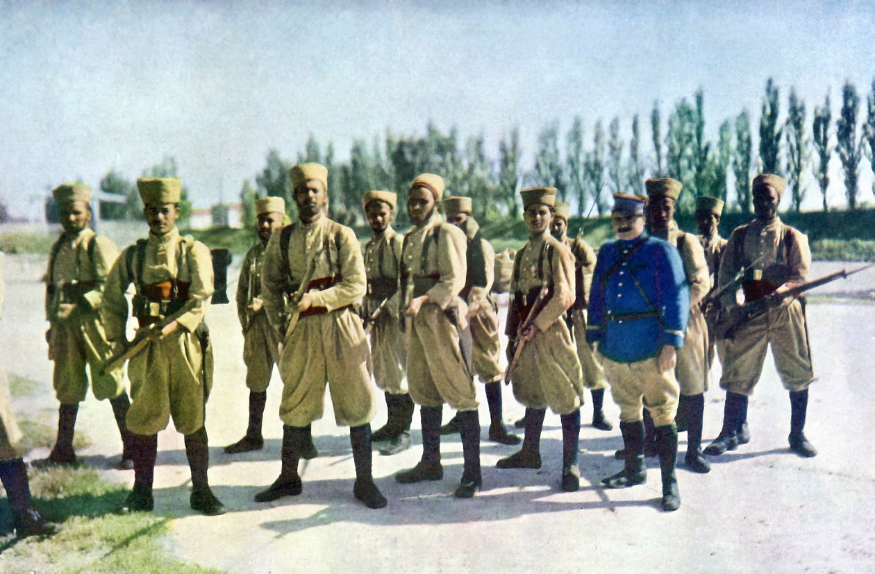 सितंबर 1914 (आटोक्रोम) पेरिस के मार्ने पूर्व की लड़ाई के दौरान गांव के किनारे पर मोरक्को के राइफलमैन और एक फ्रांसीसी अधिकारी द्वारा जूल्स गेरवाइस कोर्टेलमोंट