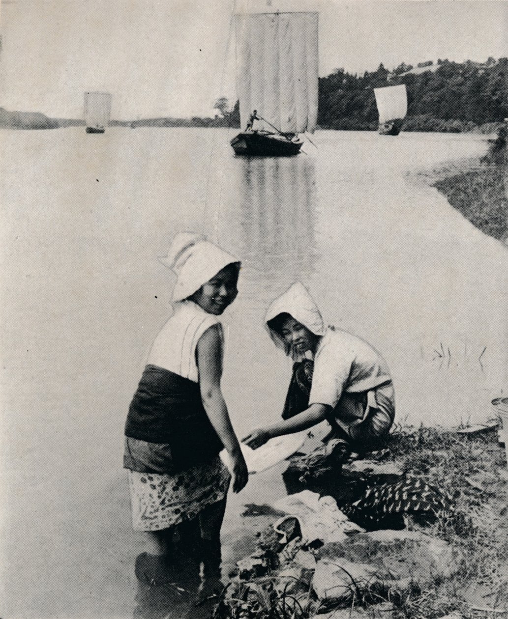 नदियों पर कपड़े धोने, c1900, 1921 द्वारा जूलियन लियोनार्ड स्ट्रीट
