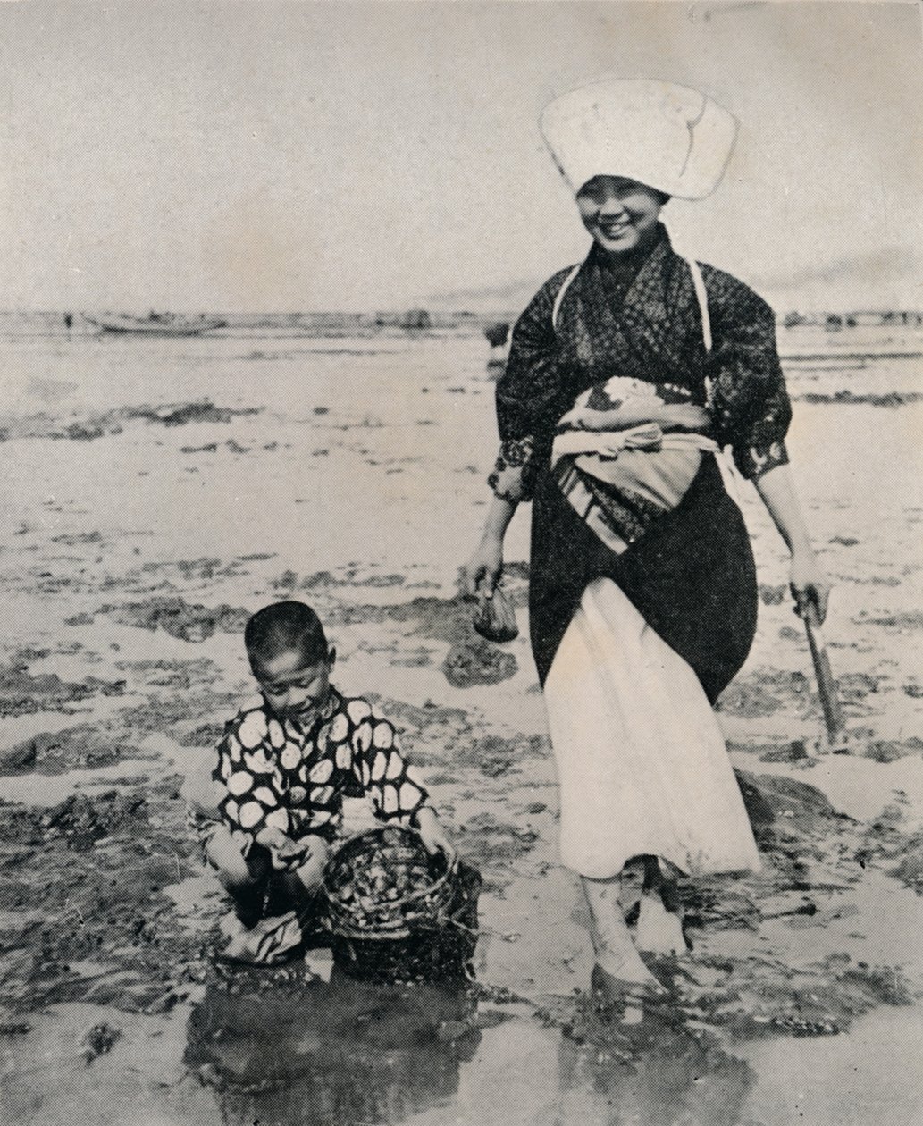 टोक्यो खाड़ी में कम-ज्वार पर खुदाई, सी 1900, 1921 द्वारा जूलियन लियोनार्ड स्ट्रीट