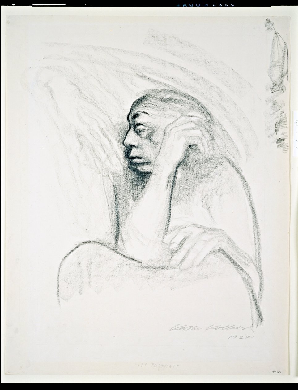 सेल्फ पोट्रेट विथ हैंड ऑफ डेथ, 1924 (कागज पर लकड़ी का कोयला) द्वारा कैथ कोलविट्ज़