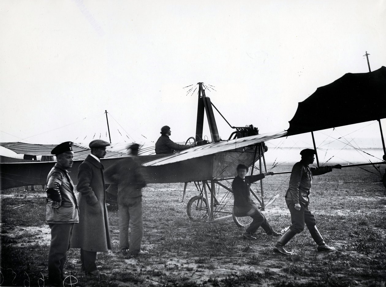 1911 में सेंट पीटर्सबर्ग के पास एक हवाई जहाज से उड़ान भरने या उतरने वाला विमान द्वारा कार्ल कार्लोविच बुल्ला