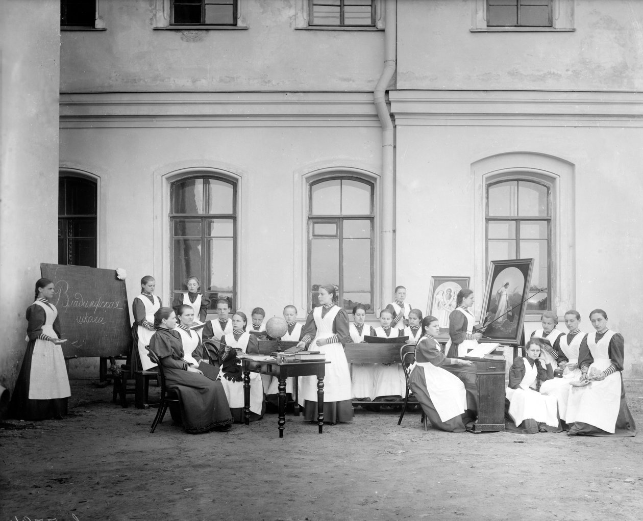 व्लादिमीर चर्च स्कूल, सेंट पीटर्सबर्ग, 1909 द्वारा कार्ल कार्लोविच बुल्ला