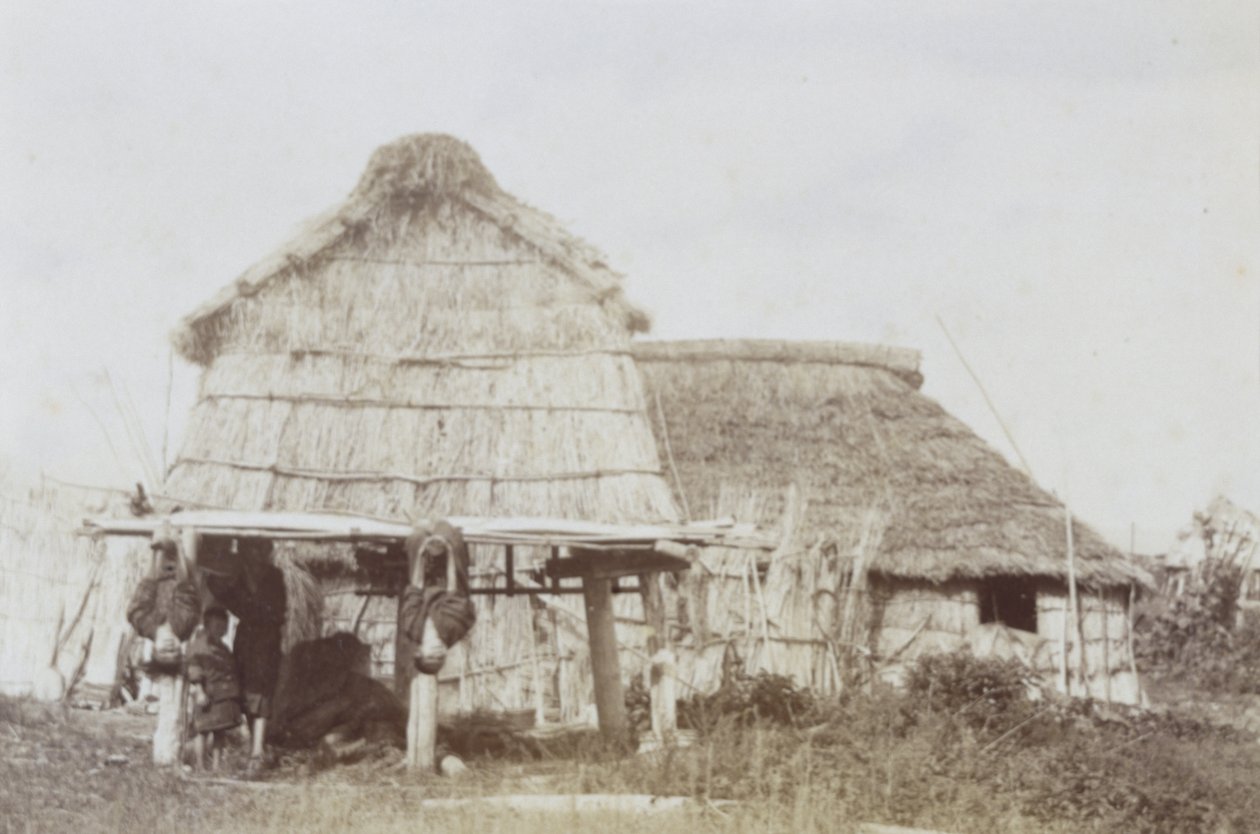 Ainu बच्चों के साथ Ainu Storehouse, c.1890s (जिलेटिन सिल्वर प्रिंट) द्वारा Kenzô Tamoto