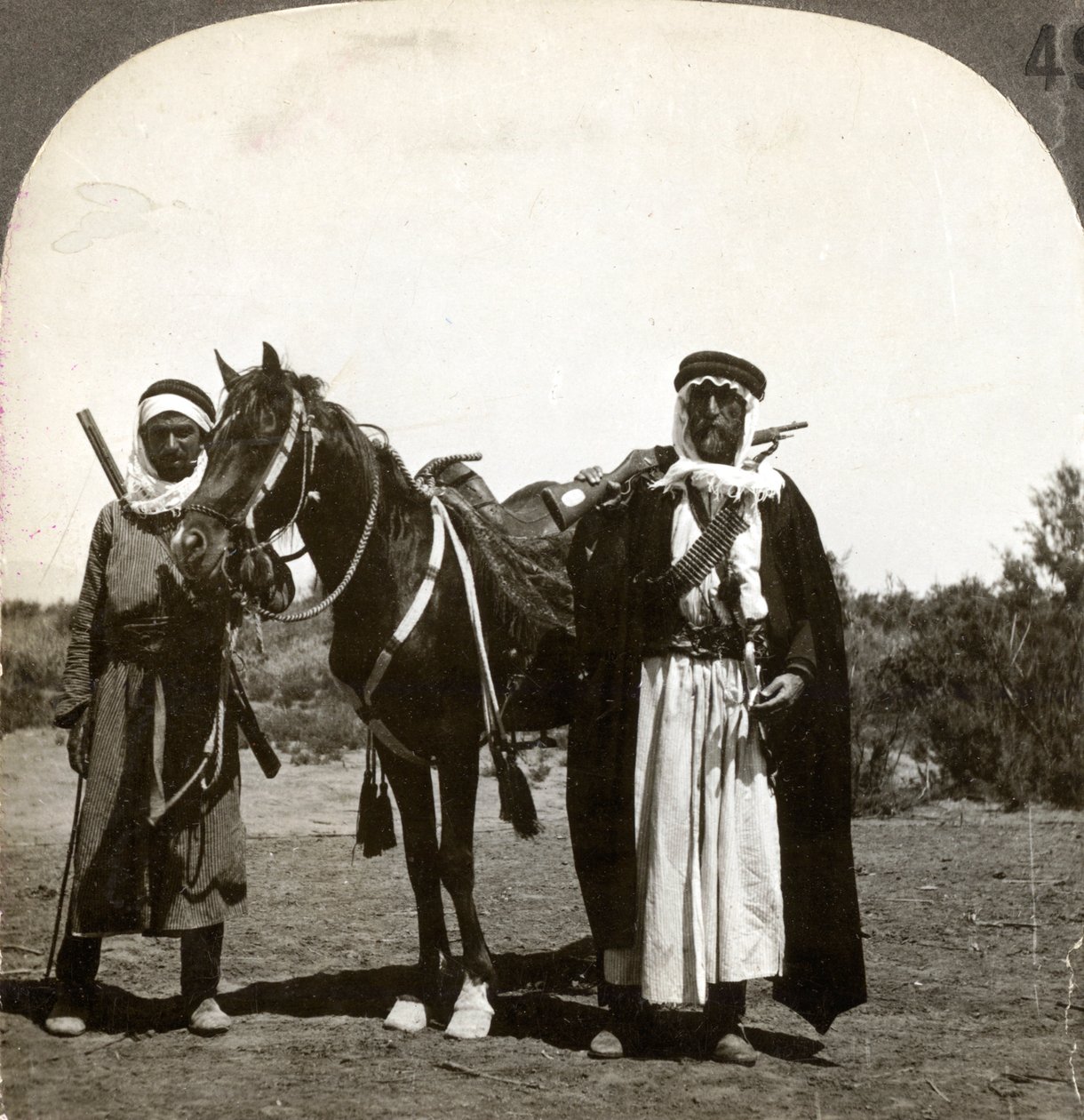 एक शेख और उनके अंगरक्षक, सीरिया, 1900s। द्वारा कीस्टोन व्यू कंपनी
