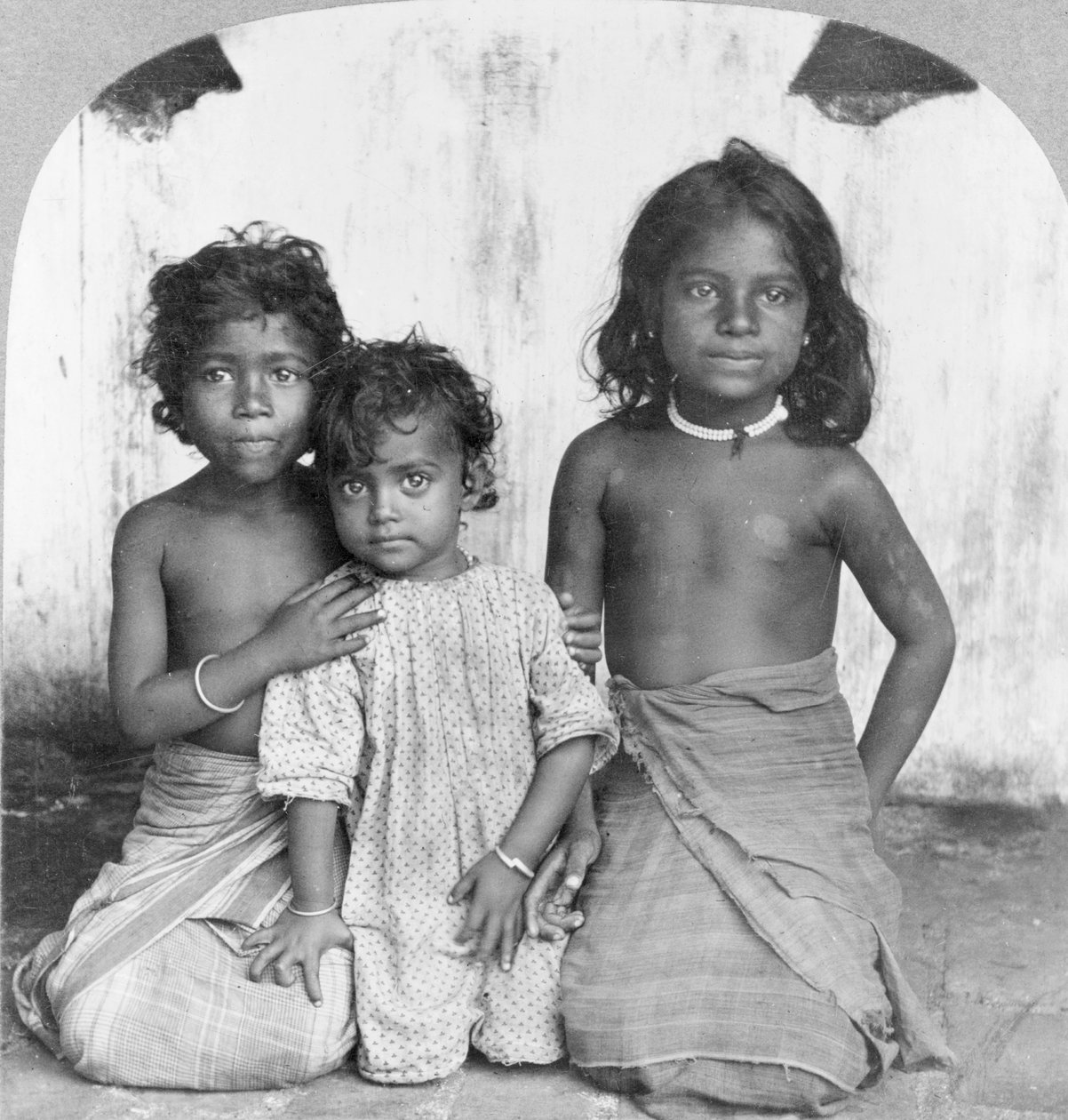 तीन युवा सिंहली लड़कियों का पोर्ट्रेट, c.1905 (b/w फोटो) द्वारा कीस्टोन व्यू कंपनी