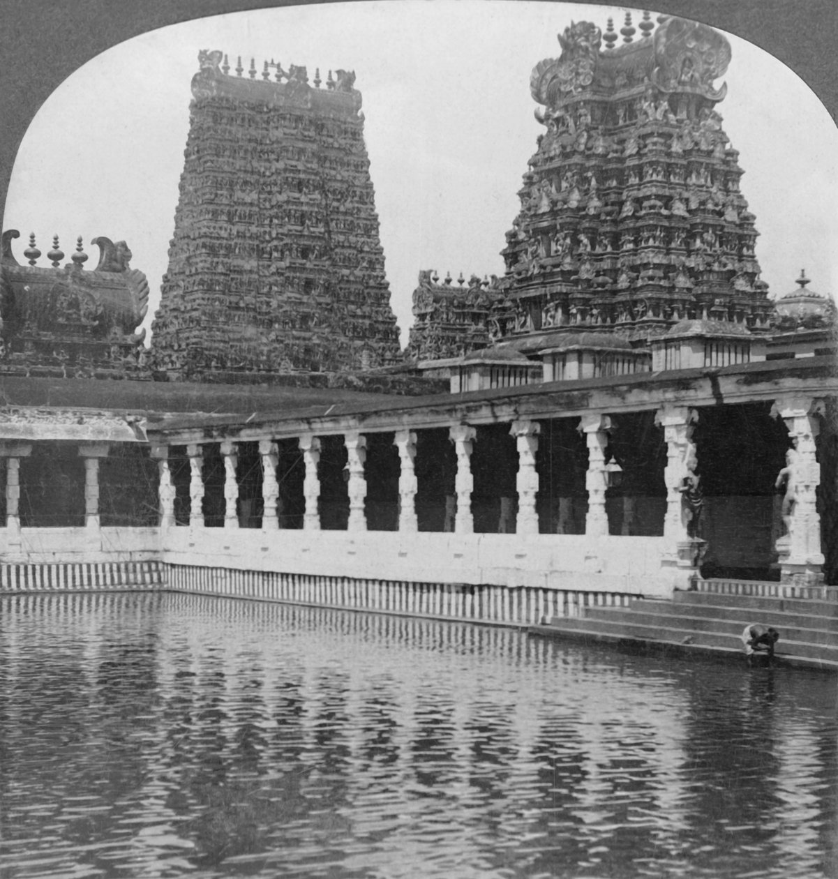 पवित्र सोना लिली झील और पगोडा - शिव, मदुरा, दक्षिण भारत में महान मंदिर, 1901। द्वारा कीस्टोन व्यू कंपनी