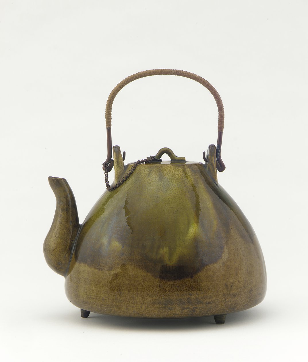 Minato Ware चाय के बर्तन, Teapot (dobin), 19 वीं सदी के मध्य (सीसा ग्लेज़ोकोपर श्रृंखला, तांबा और रतन संभाल के साथ मिट्टी के बरतन) द्वारा किचिबेई उडे