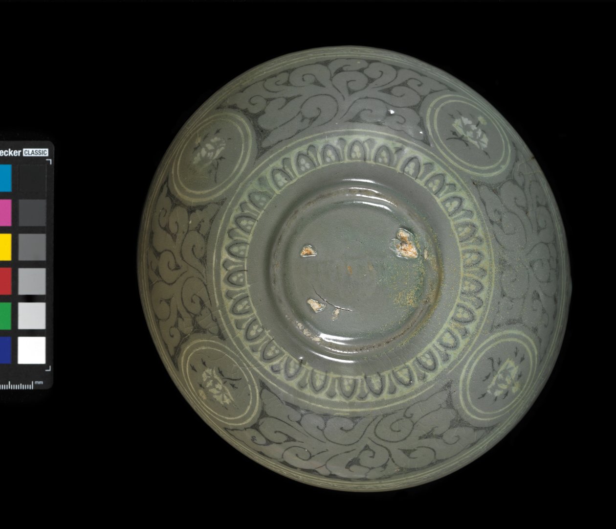 क्रेन और बादलों के साथ कटोरा, c.1150-1200 (सेलाडॉन-ग्लेज़ेड स्टोनवेयर) द्वारा कोरियाई स्कूल