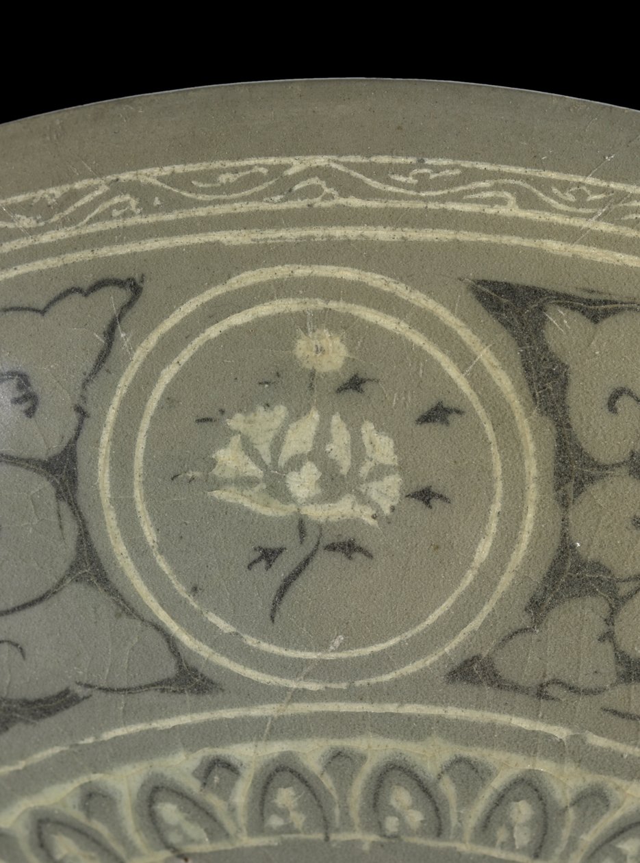 क्रेन और बादलों के साथ कटोरा, c.1150-1200 (सेलाडॉन-ग्लेज़ेड स्टोनवेयर) द्वारा कोरियाई स्कूल