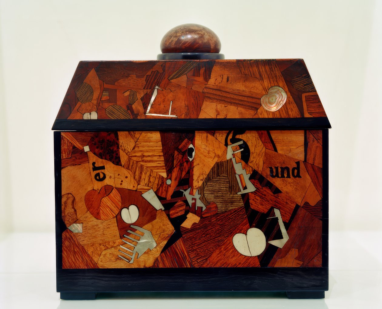 Intarsienkasten द्वारा कर्ट Schwitters