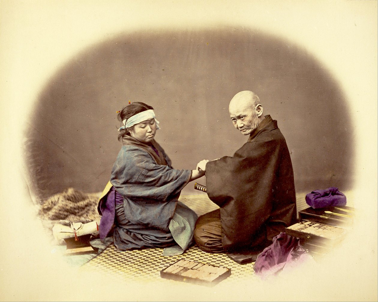 जापानी डॉक्टर और उनका मरीज, c.1890 (हाथ के रंगीन एल्बम प्रिंट) द्वारा कुसाकाबे किम्बी
