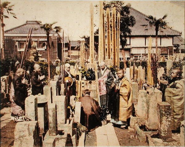 एक जापानी अंतिम संस्कार (हाथ के रंग का एल्बमेन प्रिंट) द्वारा कुसाबेबे (attr। To) किम्बी