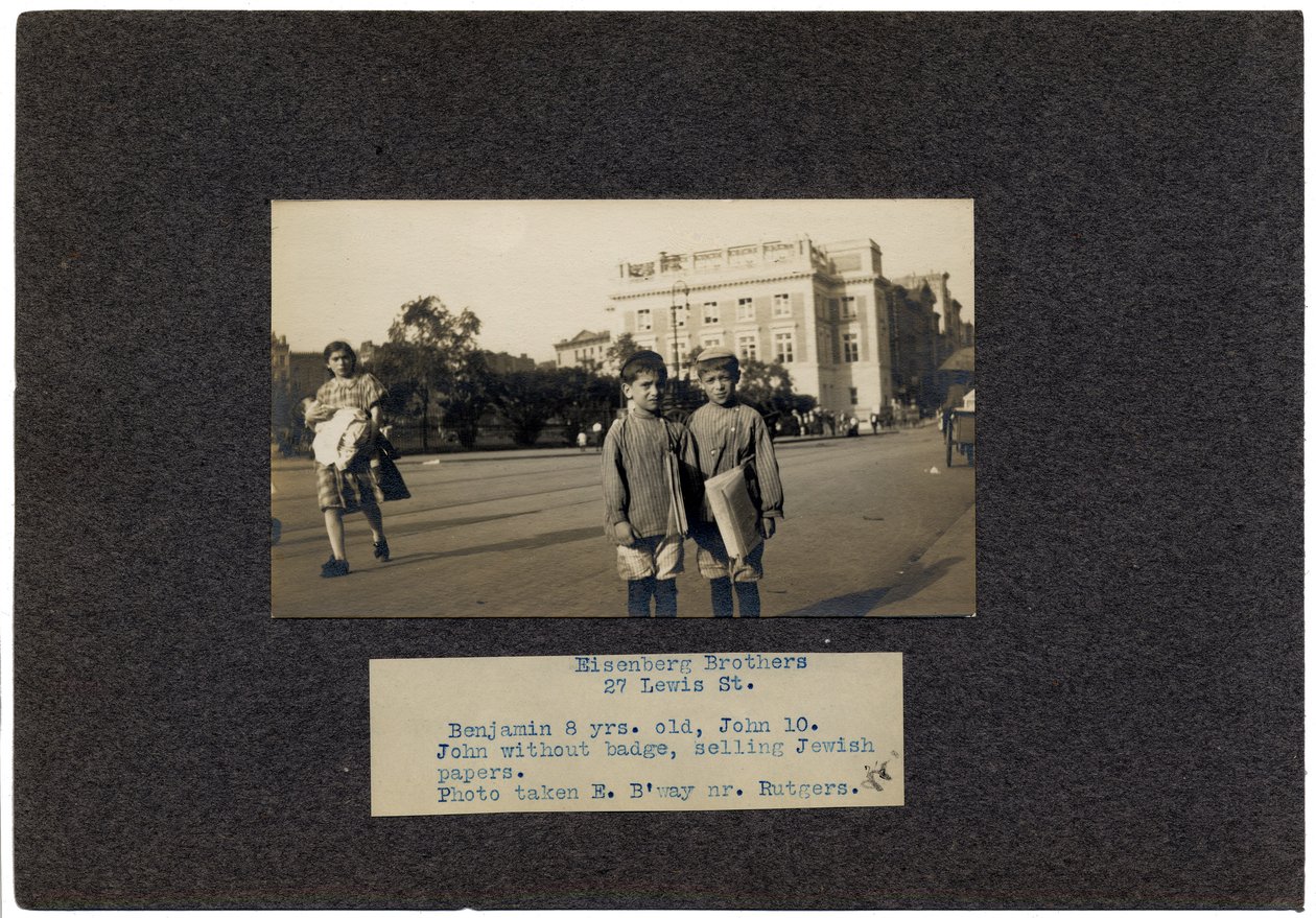 ईसेनबर्ग ब्रदर्स, 27 लुईस स्ट्रीट, न्यूयॉर्क शहर, c.1910-13 द्वारा लेविस विक्स हाइन