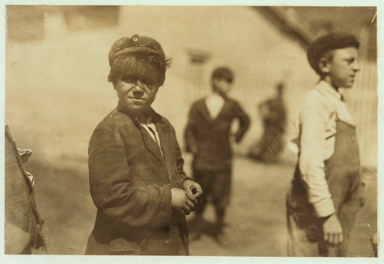जो (जोस) मेलो, 8 या 9 वर्ष की आयु के न्यू बेडफोर्ड, मैसाचुसेट्स, 1911 में मिल स्वीपर के रूप में काम करता है। द्वारा लेविस विक्स हाइन