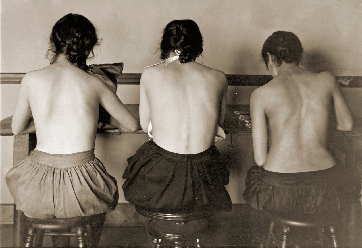 सिलाई मशीन लड़कियों, c.1917 द्वारा लेविस विक्स हाइन