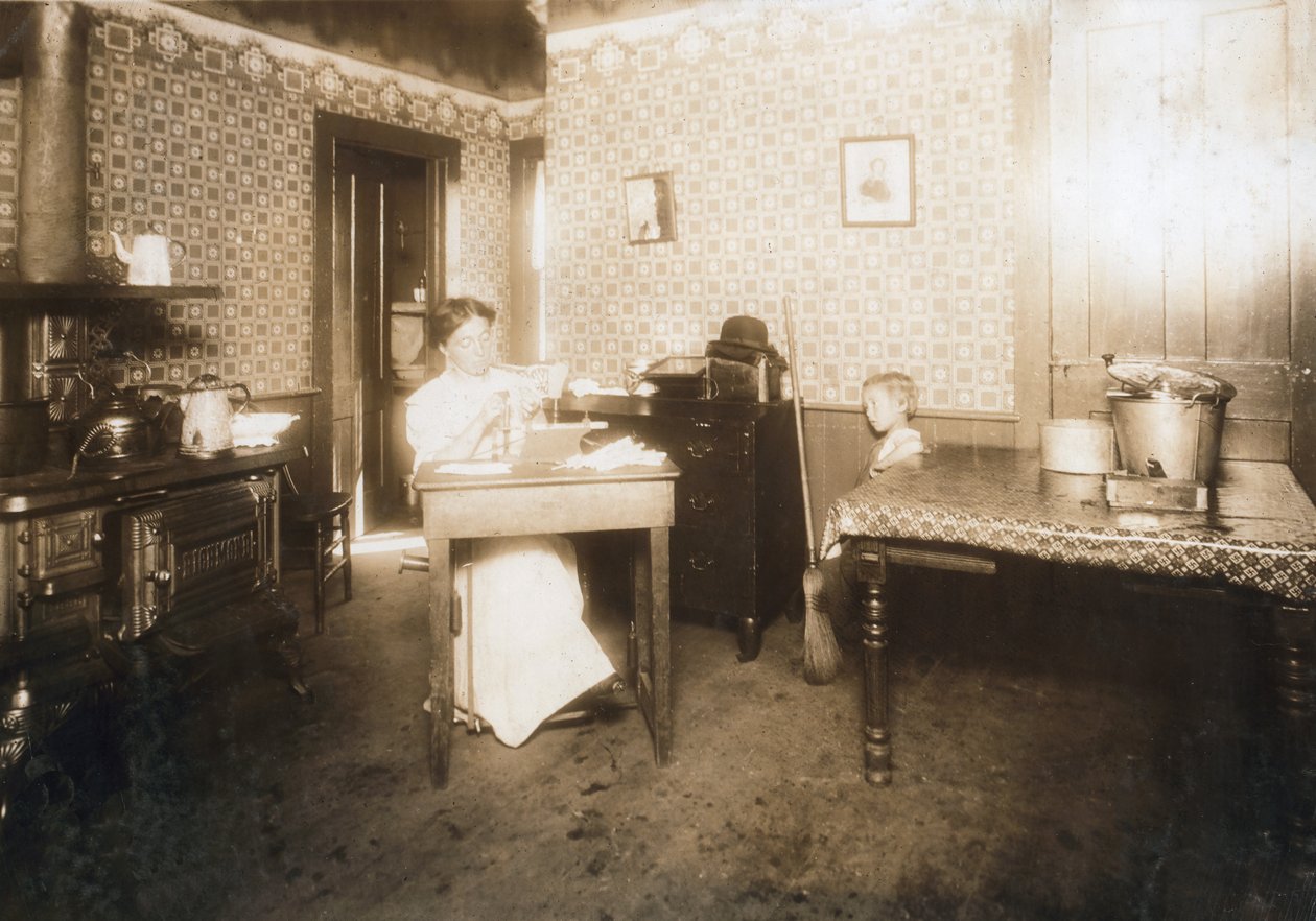 महिला अपनी रसोई में दांत ब्रश में ब्रिसल्स डालती है, c.1912 द्वारा लेविस विक्स हाइन