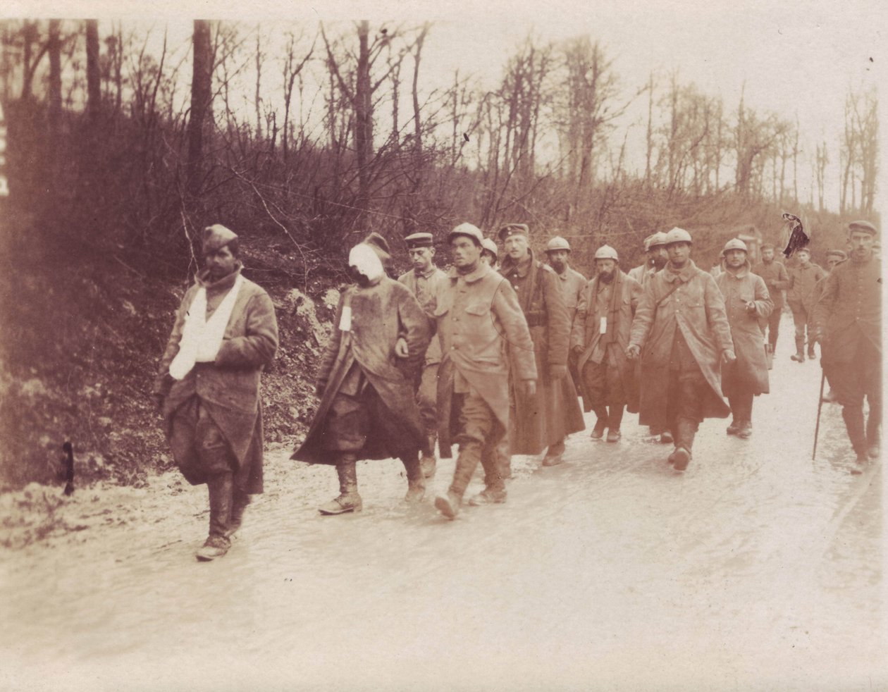 फरवरी 1917 - वर्दुन-फ्रंट फ्रांसीसी कैदियों को जर्मन सैनिकों द्वारा वापस ले जाया गया द्वारा अज्ञात अज्ञात