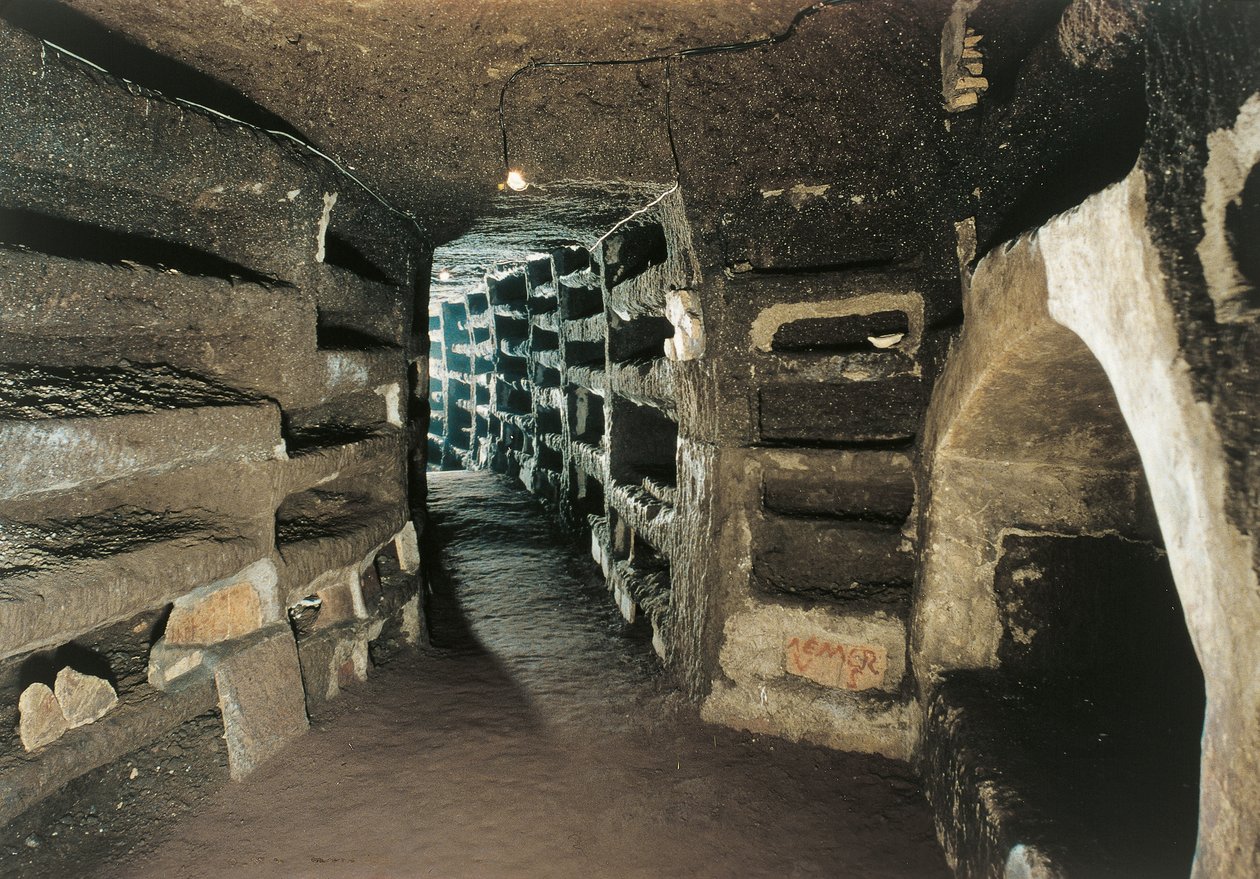 Loculus Tombs के साथ गैलरी (फोटो) द्वारा अज्ञात अज्ञात