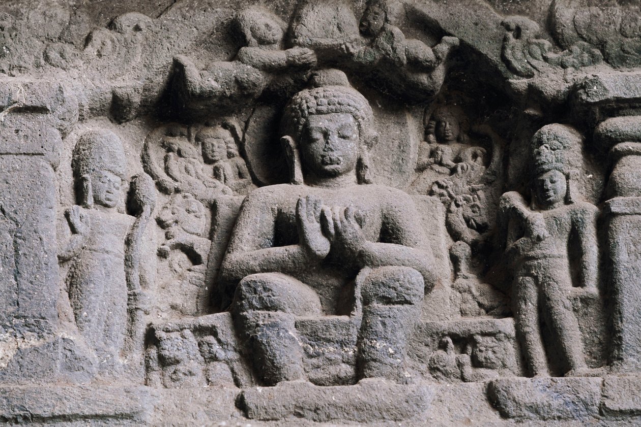 बुद्ध, कार्ला गुफाओं, महाराष्ट्र, भारत, दूसरी शताब्दी को दर्शाती राहत। द्वारा अज्ञात अज्ञात