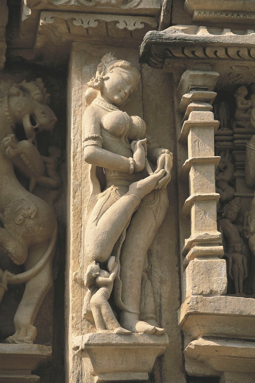 सुरसुंदरी (स्वर्गीय सौंदर्य), पार्श्वनाथ मंदिर, स्मारकों के खजुराहो समूह (यूनेस्को विश्व विरासत सूची) को दर्शाती राहत द्वारा अज्ञात अज्ञात