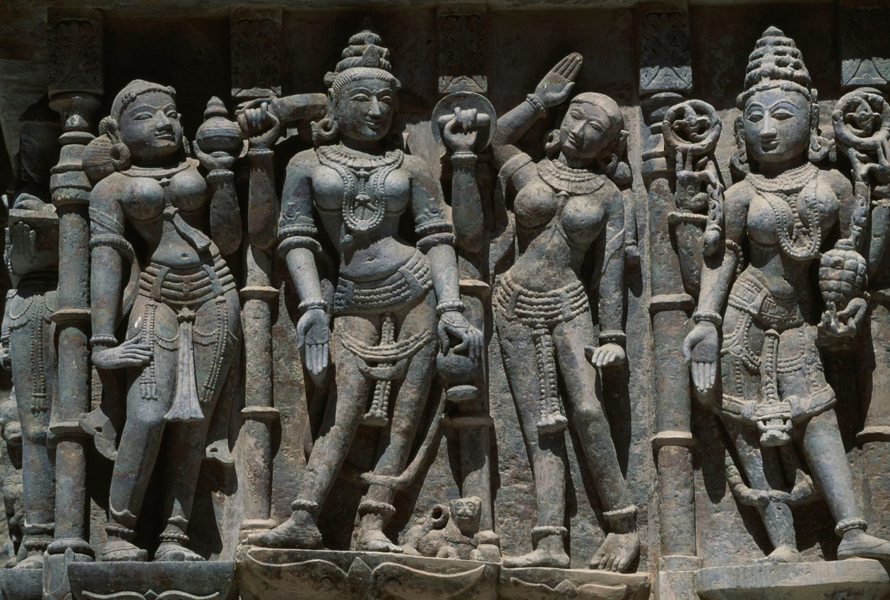 महिला आकृतियों को दर्शाती राहत, आदिश्वर मंदिर, विमलवासी टुक, शत्रुंजय पहाड़ी पर मंदिर परिसर, पलिताना, गुजरात, भारत द्वारा अज्ञात अज्ञात
