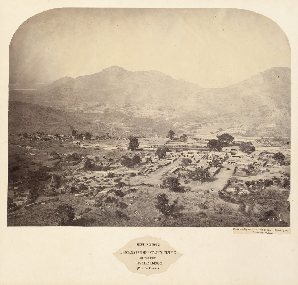 मैसूर में दृश्य: भोगनारसिम्हास्वामी मंदिर, किले में, देवारायद्रोग ..., 1862-1865। द्वारा लेफ्टिनेंट कर्नल हेनरी डिक्सन