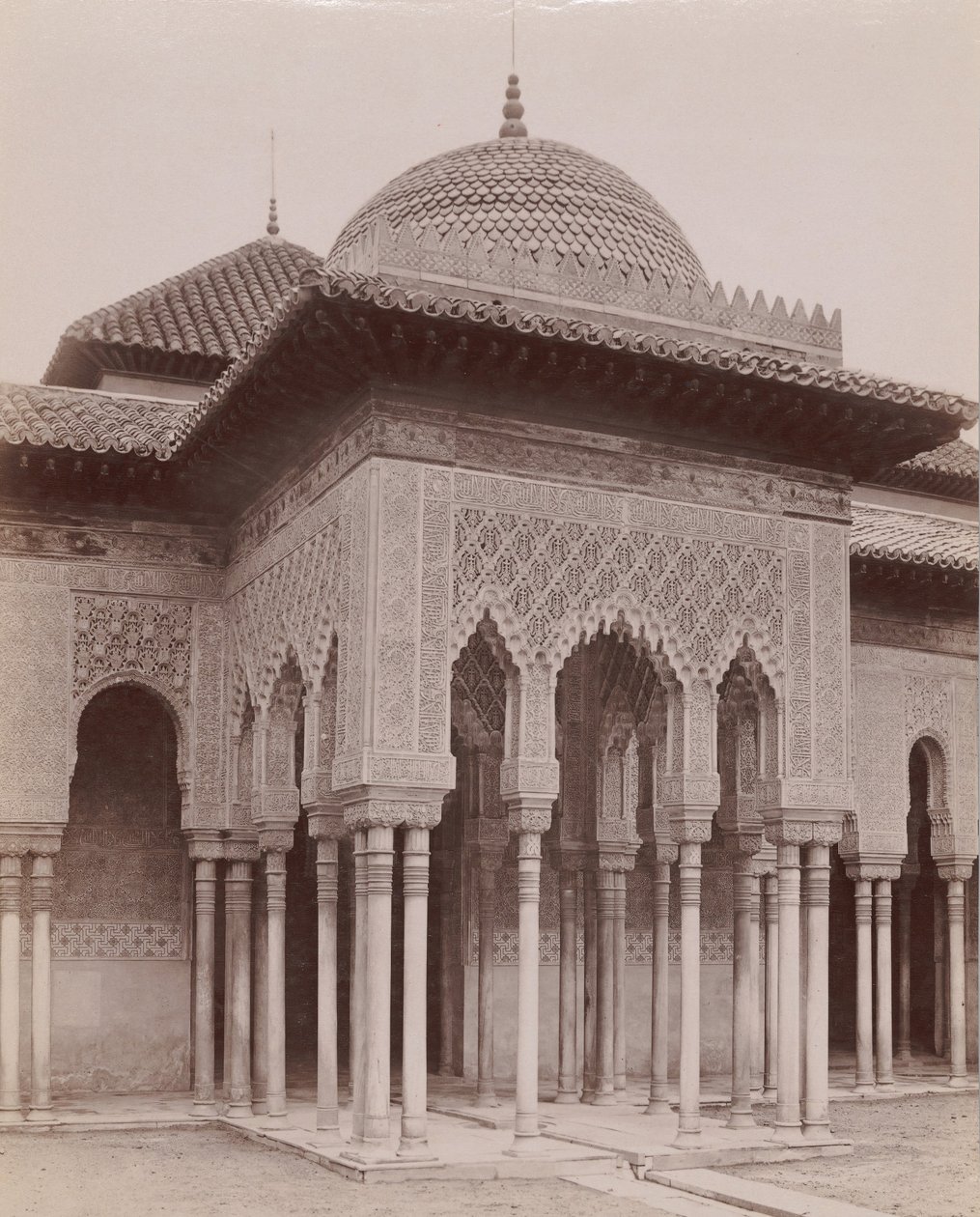 [शेरों का आंगन, अलहम्ब्रा, ग्रेनाडा], 1880-90 के दशक। द्वारा संभवतः सेबस्टियानो तासीनारी।