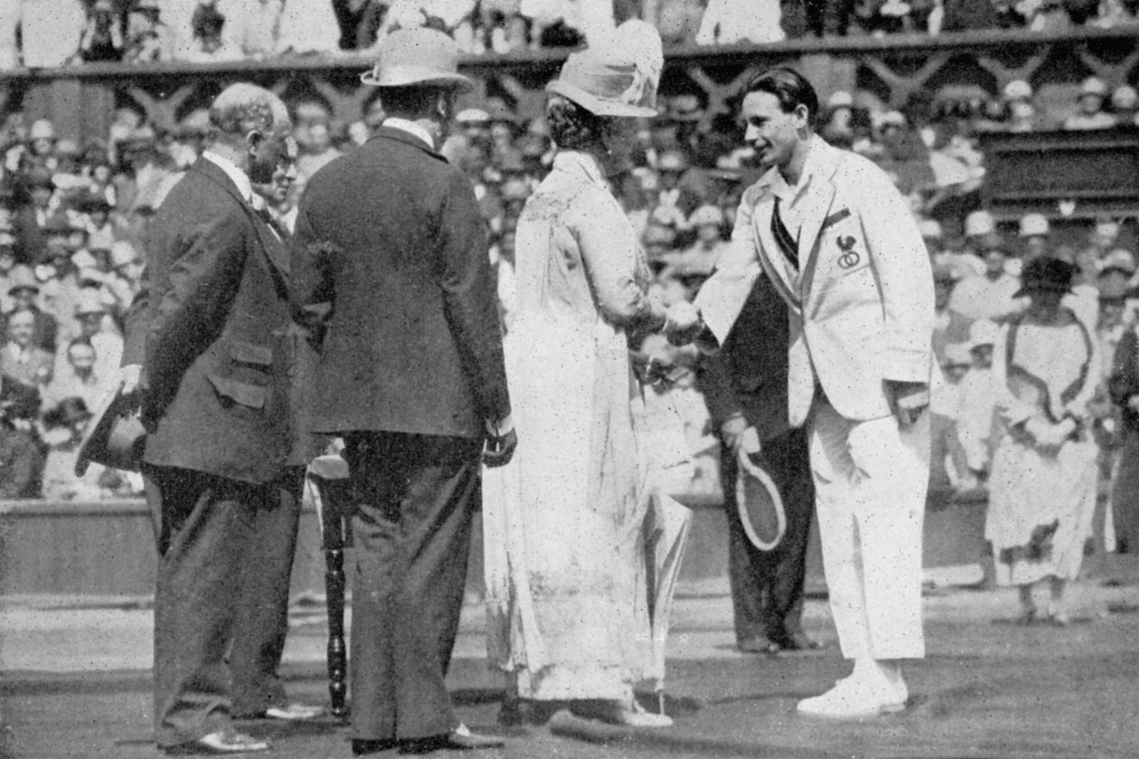जीन बोरोत्रा ने सेंटर कोर्ट, 1926 में क्वीन मैरी से अपना पदक प्राप्त किया द्वारा लंदन समाचार एजेंसी