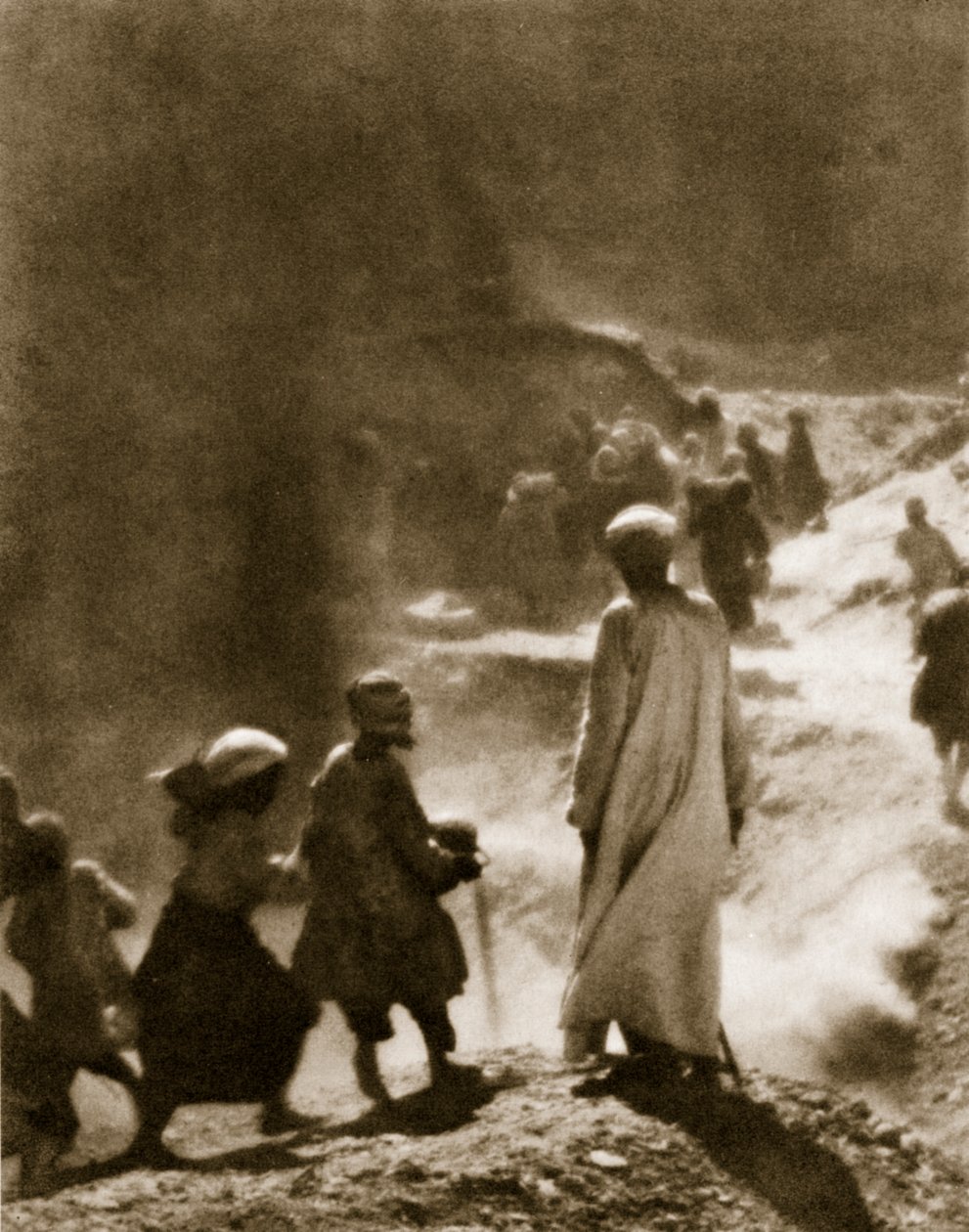 तूतनखामुन की कब्र पर, 1916 (फोटोग्रावुर) द्वारा लॉर्ड जॉर्ज कार्नरवॉन