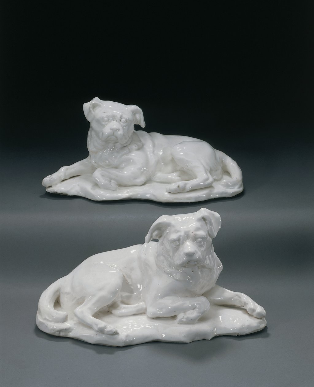 हॉगर्थ के कुत्ते 'ट्रम्प' के दो चेल्सी मॉडल, c.1747-50 (सिरेमिक) द्वारा लुई फ्रेंकोइस (बाद में)