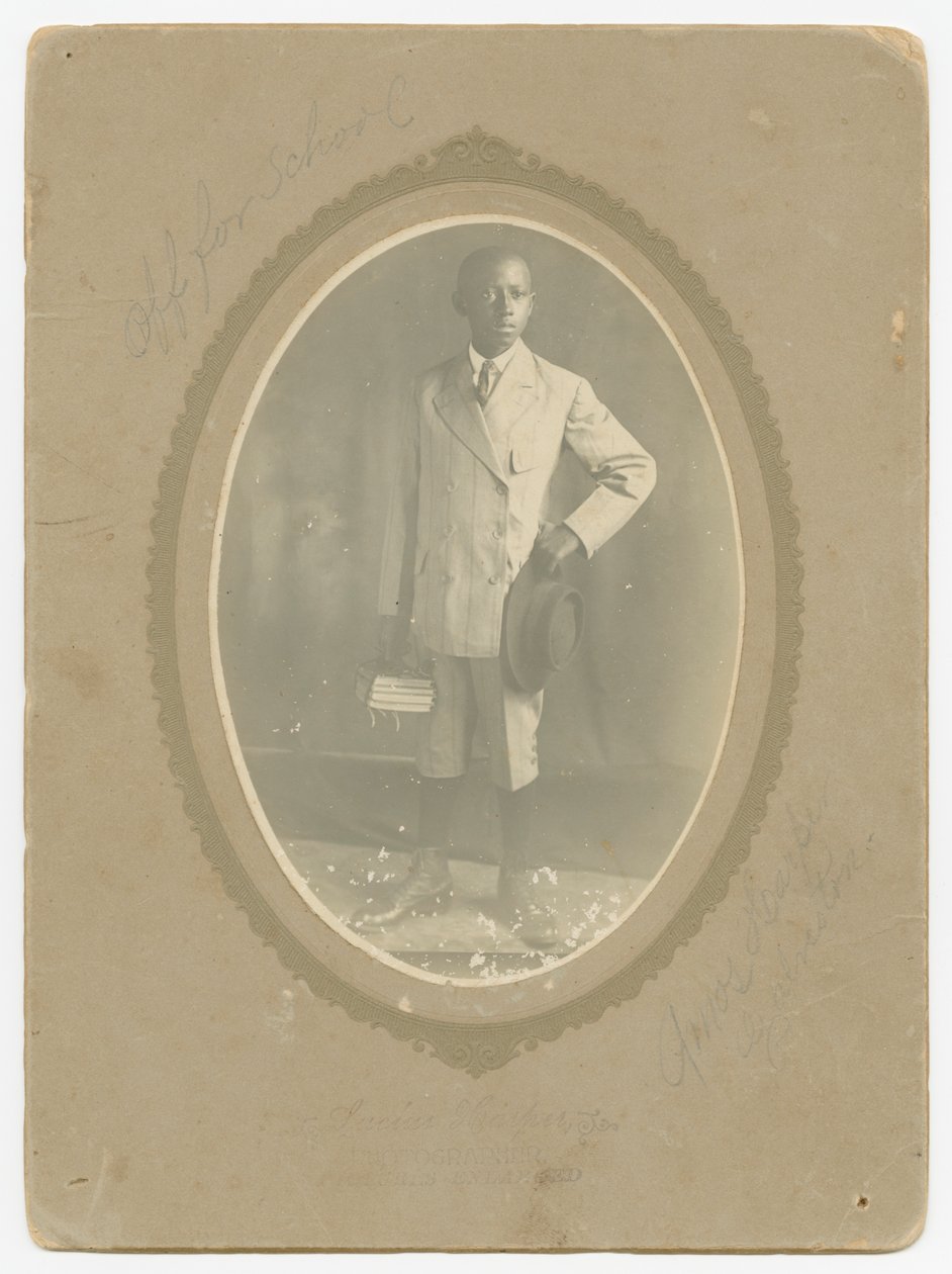 स्कूल जाते हुए आमोस हार्पर की तस्वीर, सीए। 1910. द्वारा लूसियस हार्पर