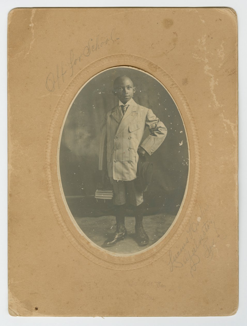 लूसियस हार्पर, जूनियर की स्कूल जाने की तस्वीर, ca. 1910. द्वारा लूसियस हार्पर
