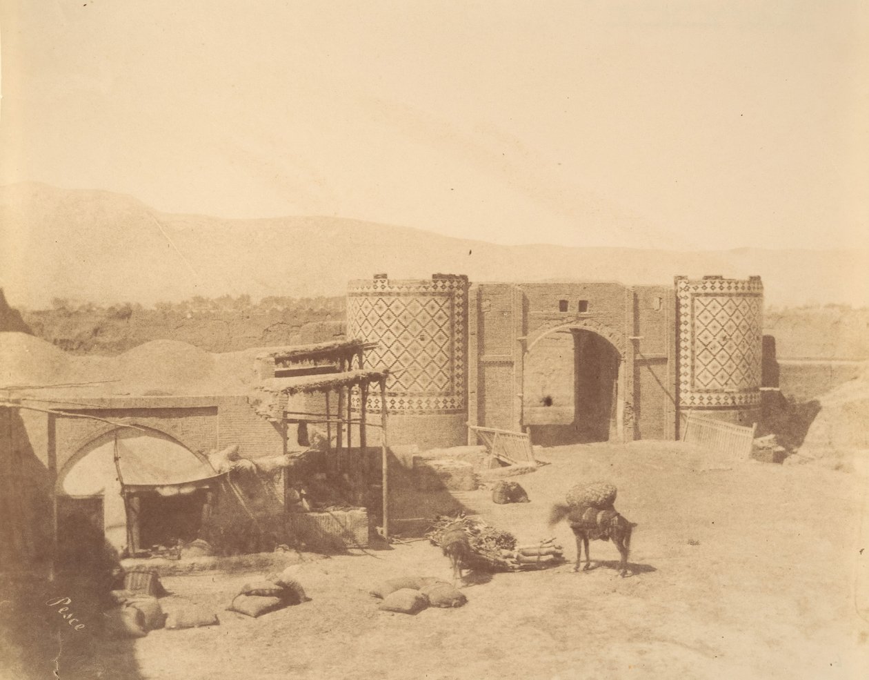 [सरकार का द्वार, तेहरान, ईरान], 1840-60 के दशक। द्वारा लुइगी पेस