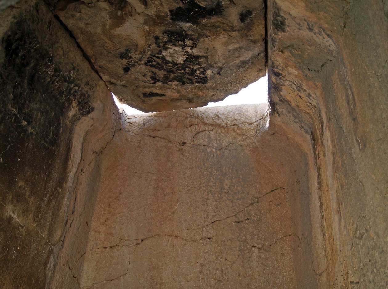 एक स्तंभ मकबरे के अंदर, Xanthos, तुर्की द्वारा Lycian