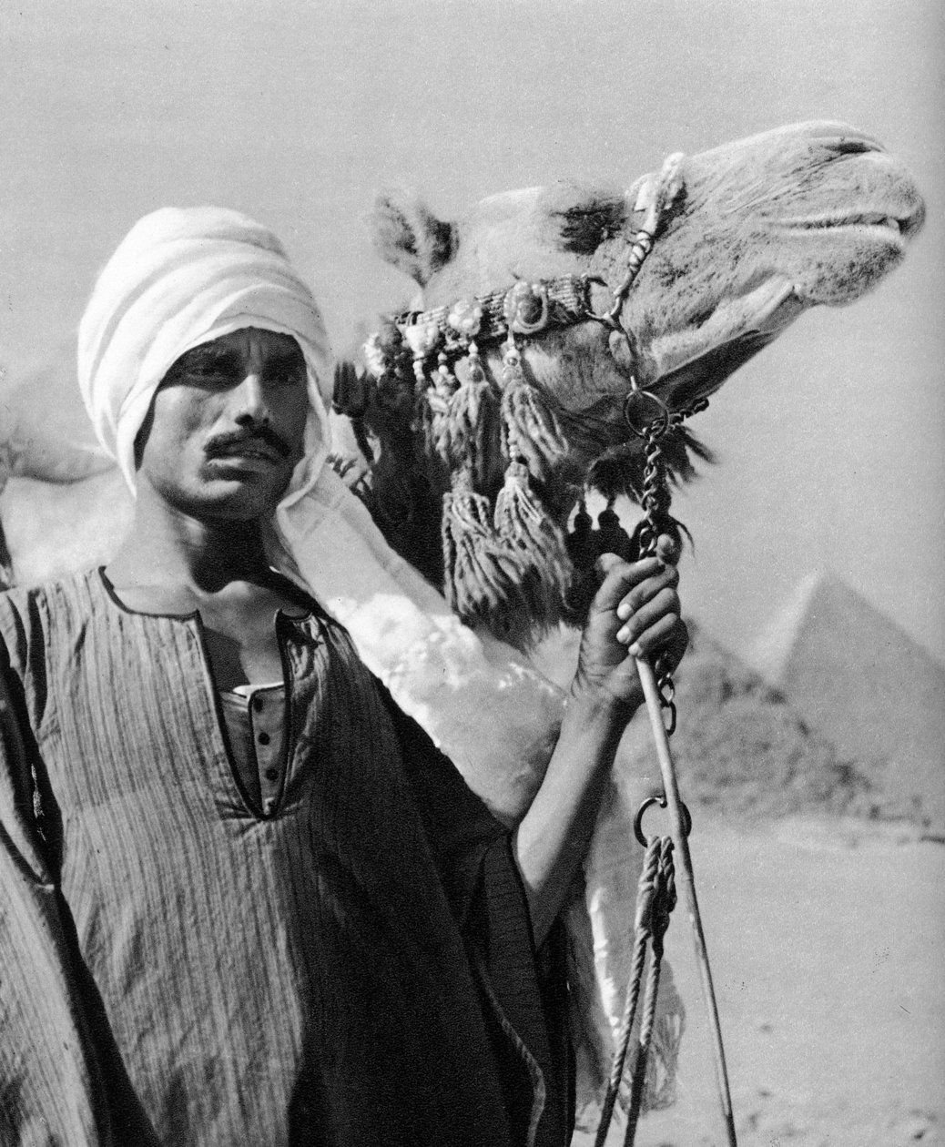 पिरामिड के पास केमिडिलिवर, मिस्र, 1937 द्वारा मार्टिन हर्लिमैन