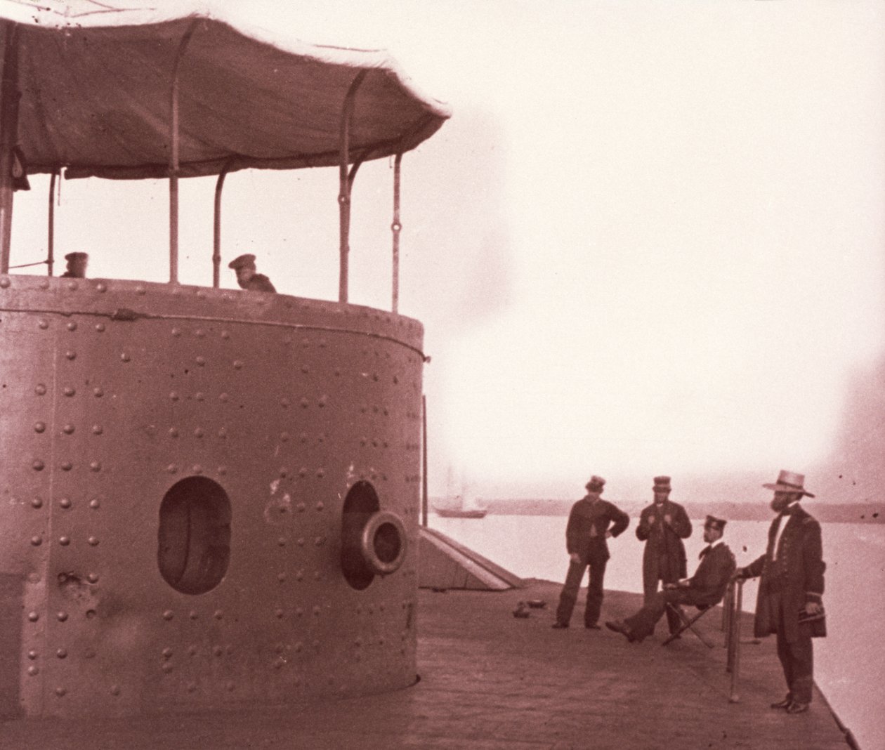 यूएसएस मॉनिटर के डेक पर क्रू, c.1862 (सेपिया प्रिंट) द्वारा मैथ्यू ब्रैडी