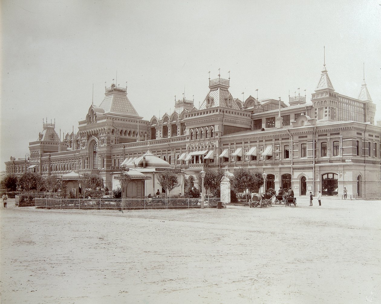 मुख्य मेला भवन, ऑल-रूस प्रदर्शनी, निज़नी नोवगोरोड, रूस, 1896। द्वारा मैक्सिम दिमित्री