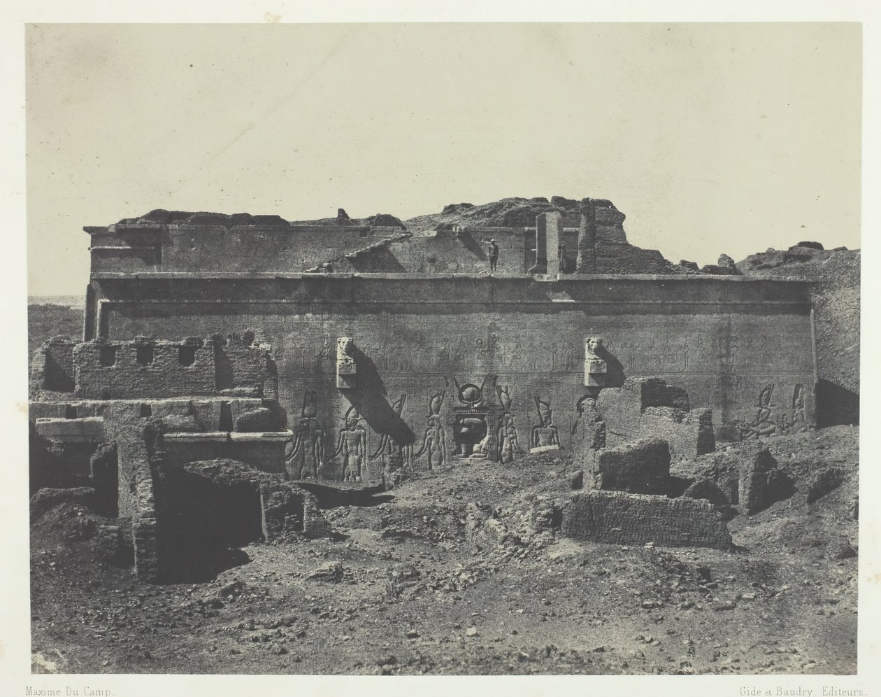 रियर फ़ेकेड, ग्रेट टेंपल ऑफ़ डेंडेरा ट्यूटाइरेस, अपर मिस्र, 184951, 1852 मुद्रित। द्वारा मैक्सिम डू कैंप