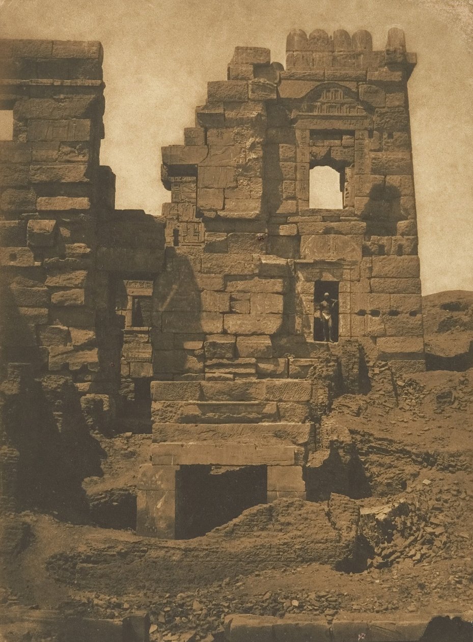 1849-50 में थेब्स में मेडिनेट-हबौ के पैलेस ऑफ रामसेस-मियामौन के गाइनेकियम का पार्श्व मुखौटा। द्वारा मैक्सिम डू कैंप
