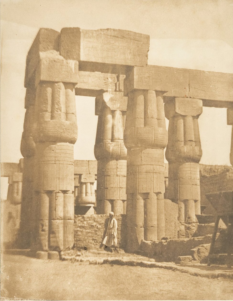 लक्सर, थेब्स, 1849-50 के महल से स्तंभों का समूह। द्वारा मैक्सिम डू कैंप