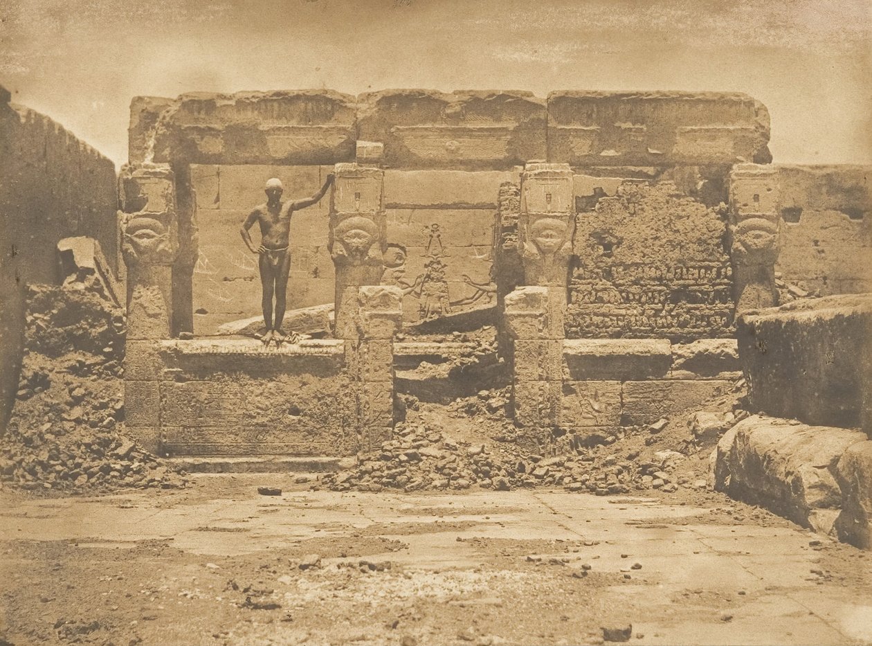 1849-50 के डेंडेरा टेंटायरिस के महान मंदिर की छत पर एथोर का हाइपेटर। द्वारा मैक्सिम डू कैंप