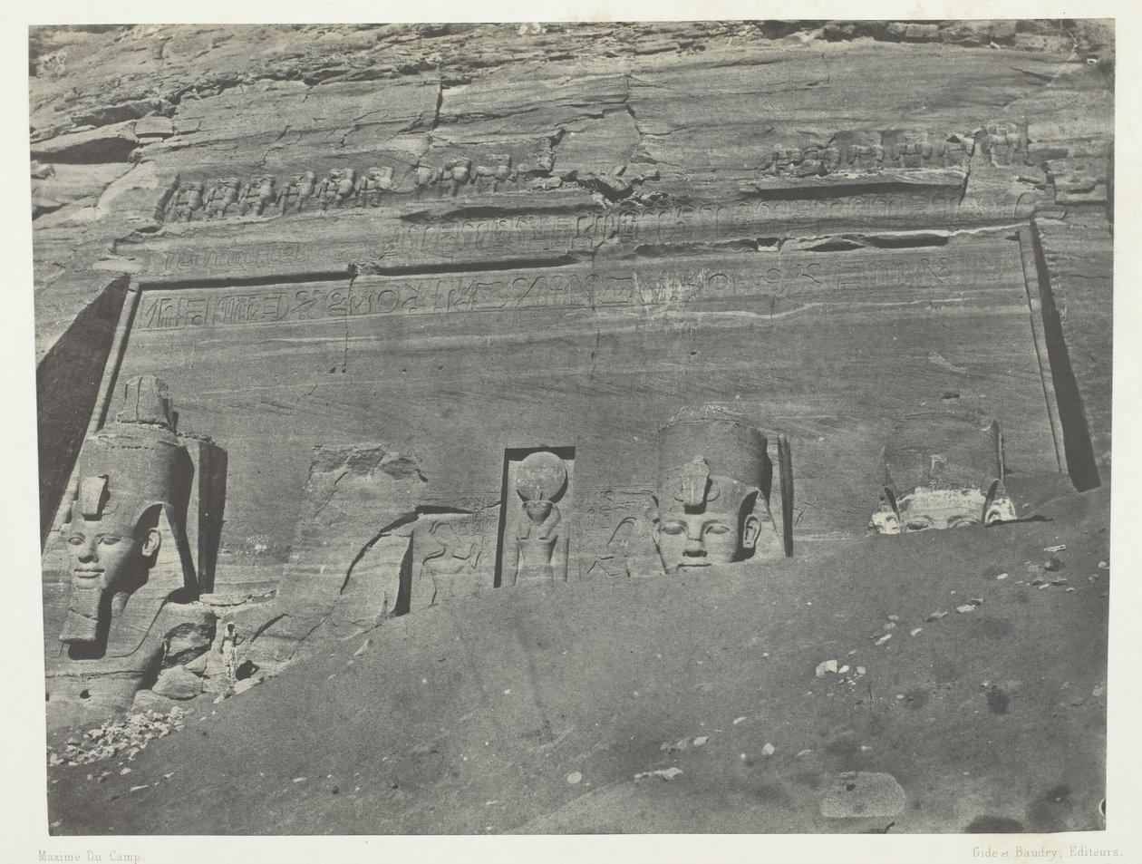 इब्सामबौल, जनरल व्यू ऑफ़ द ग्रेट स्पियोस ऑफ़ फ़्रे, नूबिया, 184951, 1852 मुद्रित। द्वारा मैक्सिम डू कैंप