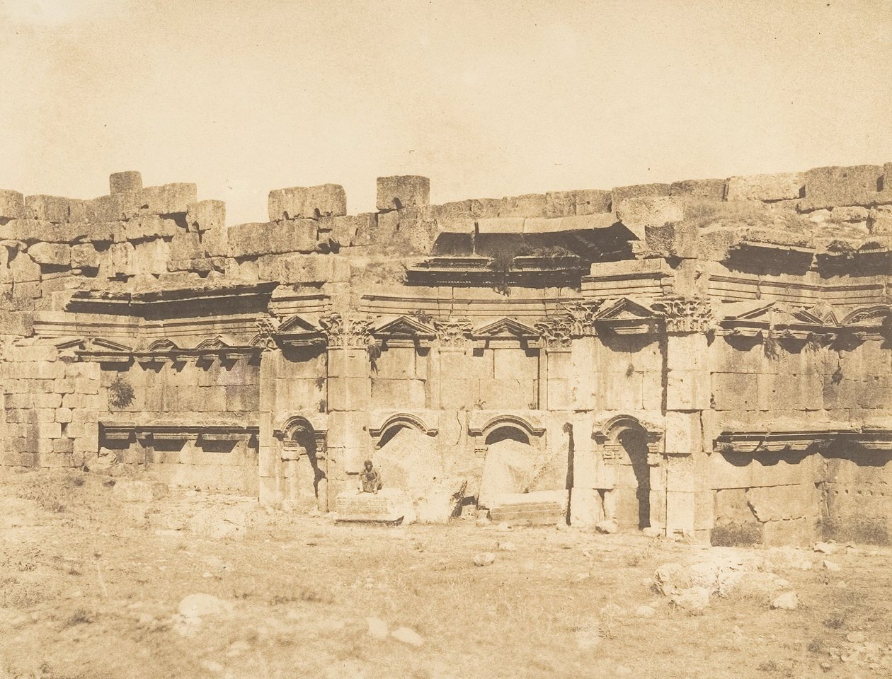 15 सितंबर, 1850 को बालबेक मंदिर के बाड़े हेलियोपोलिस का आंतरिक भाग। द्वारा मैक्सिम डू कैंप