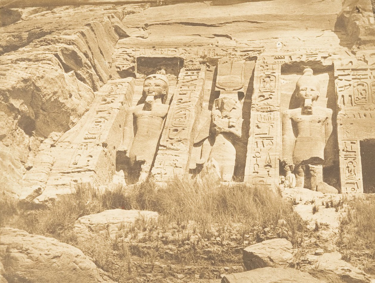 28 मार्च, 1850 को अबौसेम्बिल दक्षिणी भाग में स्पाईस डी'थोर के अग्रभाग का आधा हिस्सा। द्वारा मैक्सिम डू कैंप